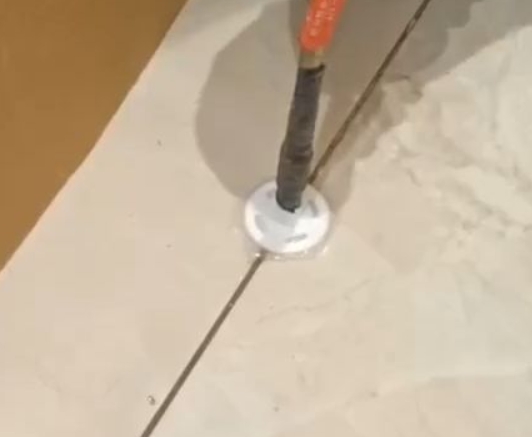 信丰瓷砖空鼓维修公司专业解答瓷砖在铺贴过程中，如果没有涂抹均匀到位的粘结材料（如水泥砂浆或瓷砖胶），可能会导致以下问题