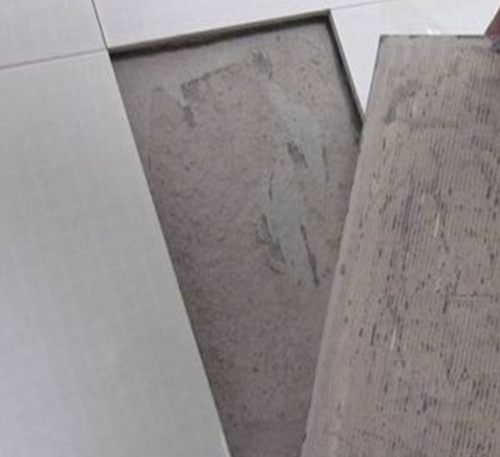 信丰瓷砖空鼓维修公司分享瓷砖铺贴时如果打浆（即涂抹在瓷砖背面和基层上的砂浆或瓷砖胶）过少，会带来以下问题